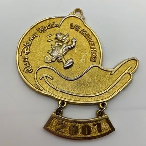 Walt Disney World Donald Duck 1/2 Marathon 2007 Gold Tone Collectible Medal